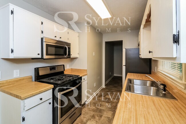 Building Photo - This charming 3BR 2BA home is ready to welcome you home