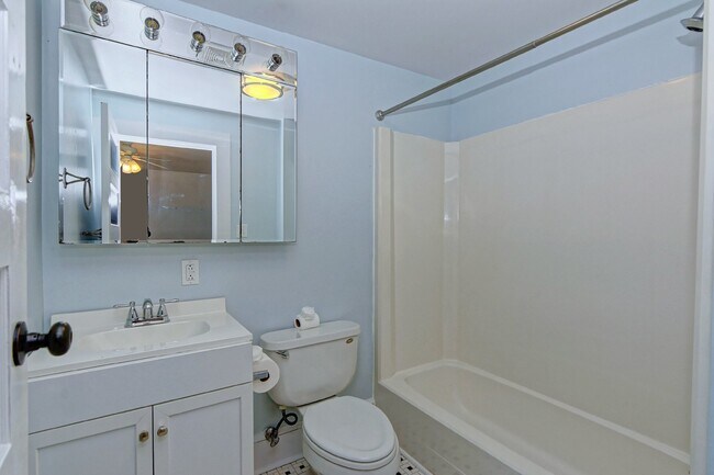 Building Photo - 2Br/2Bth House Walking Distance to Carolin...
