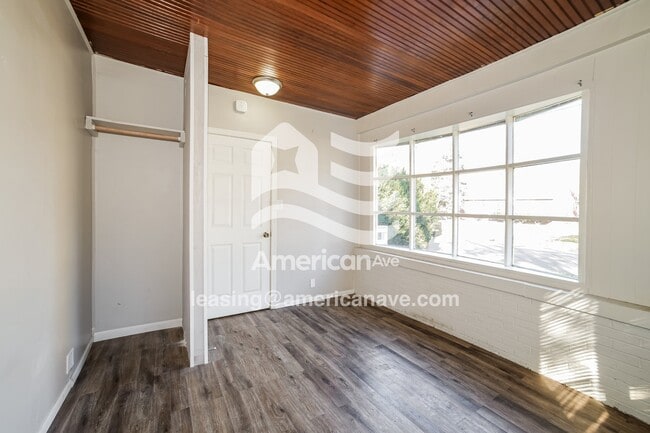 Building Photo - 1114 E Corrington Ave