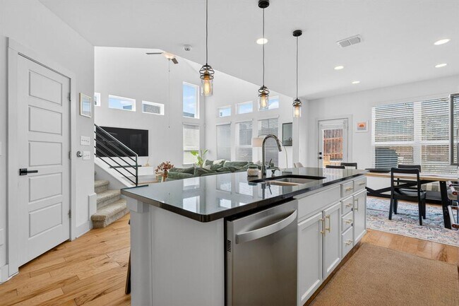 Building Photo - 2206 Hermia St