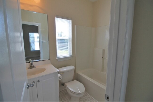 Building Photo - 2BR, 2BA Duplex with Close Water Access fo...