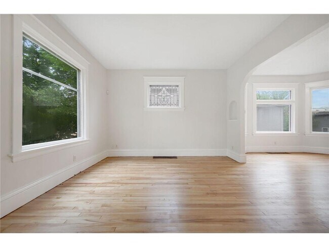 Building Photo - 804 Hawthorne Ave E