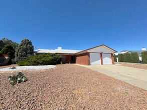 Building Photo - Northeast El Paso 3 Bed 2 Bath in Apollo Heights Neighborhood!