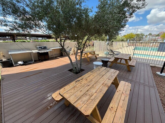 Building Photo - Stunning 2-Bed, 2-Bath High-Rise Residence...