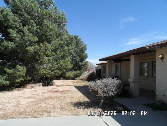 Building Photo - 3 Bedrooms, 1.75 Bathrooms, Approx. 1542 sq. ft., 2 Car Garage, Covered Patio, Large Fenced Corne...
