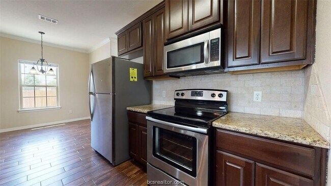 Building Photo - 303 Ash St