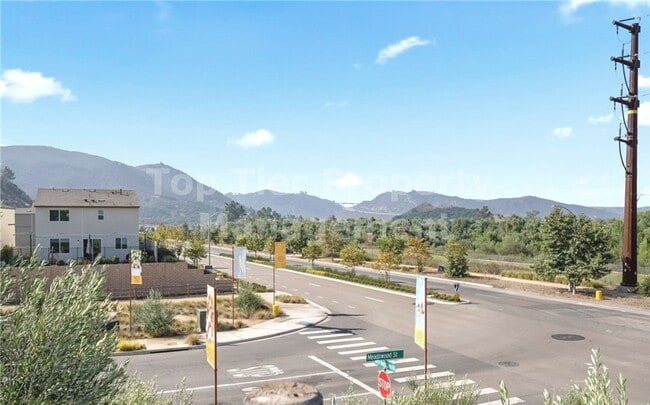 Building Photo - ***Gorgeous 2 bed / 2.5 bath / 1,083 sqft Townhouse in New Citro Community of Fallbrook - Availab...