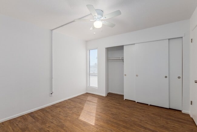 Building Photo - Move-in special $800.00