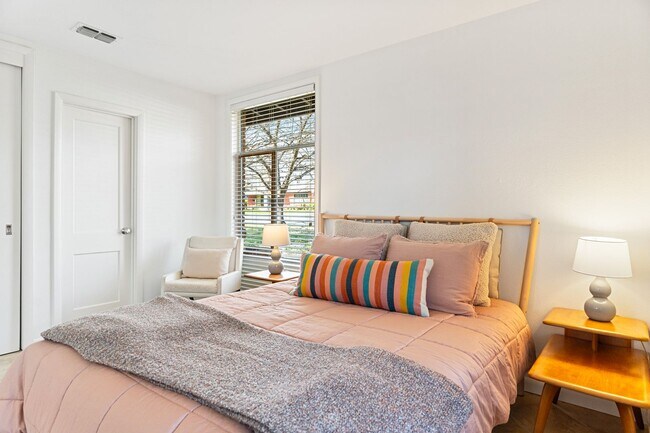 Building Photo - Centrally Located - Minutes from Dell Children's Hospital