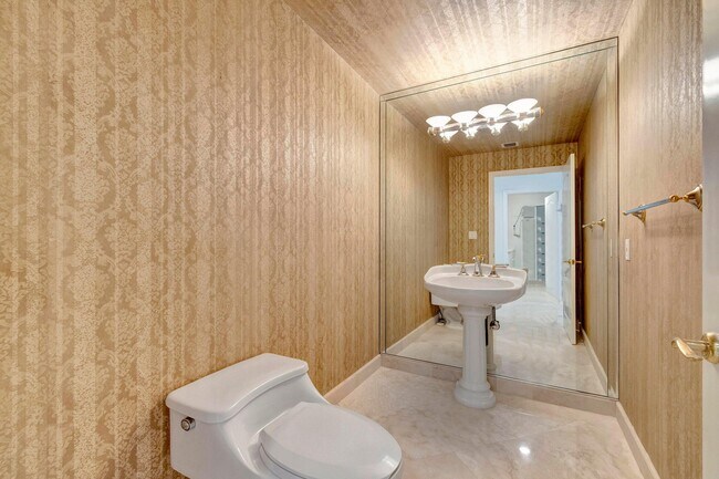 Building Photo - 500 SE Mizner Blvd