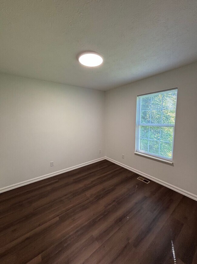 Building Photo - Freshly Renovated Cottage!