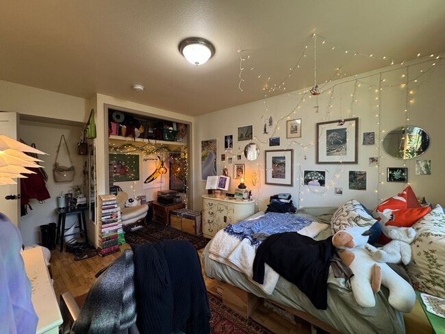 Building Photo - 7 Bed 2.5 Bath House - Near WWU