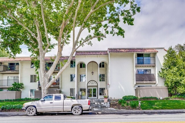 Building Photo - Top Floor Unit - Balcony - Elevator Access - Community Pool & Tennis Court