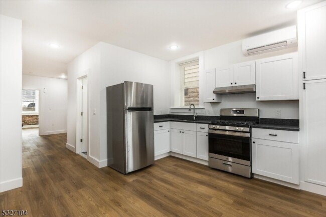 Primary Photo - 200 Forest St