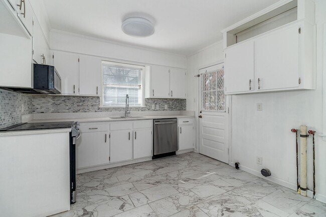 Building Photo - 2113 Cresswell Dr