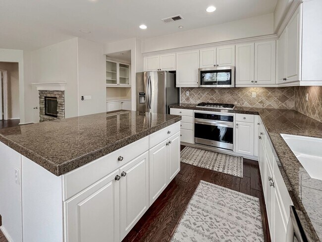 Building Photo - MUST SEE! Beautiful 3 bedroom + Loft + Office Space (or convert to 4th bedroom) + Large Backyard ...