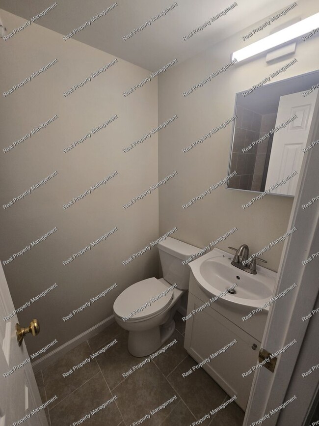Building Photo - Three Bedroom Tri-Level in LOFS
