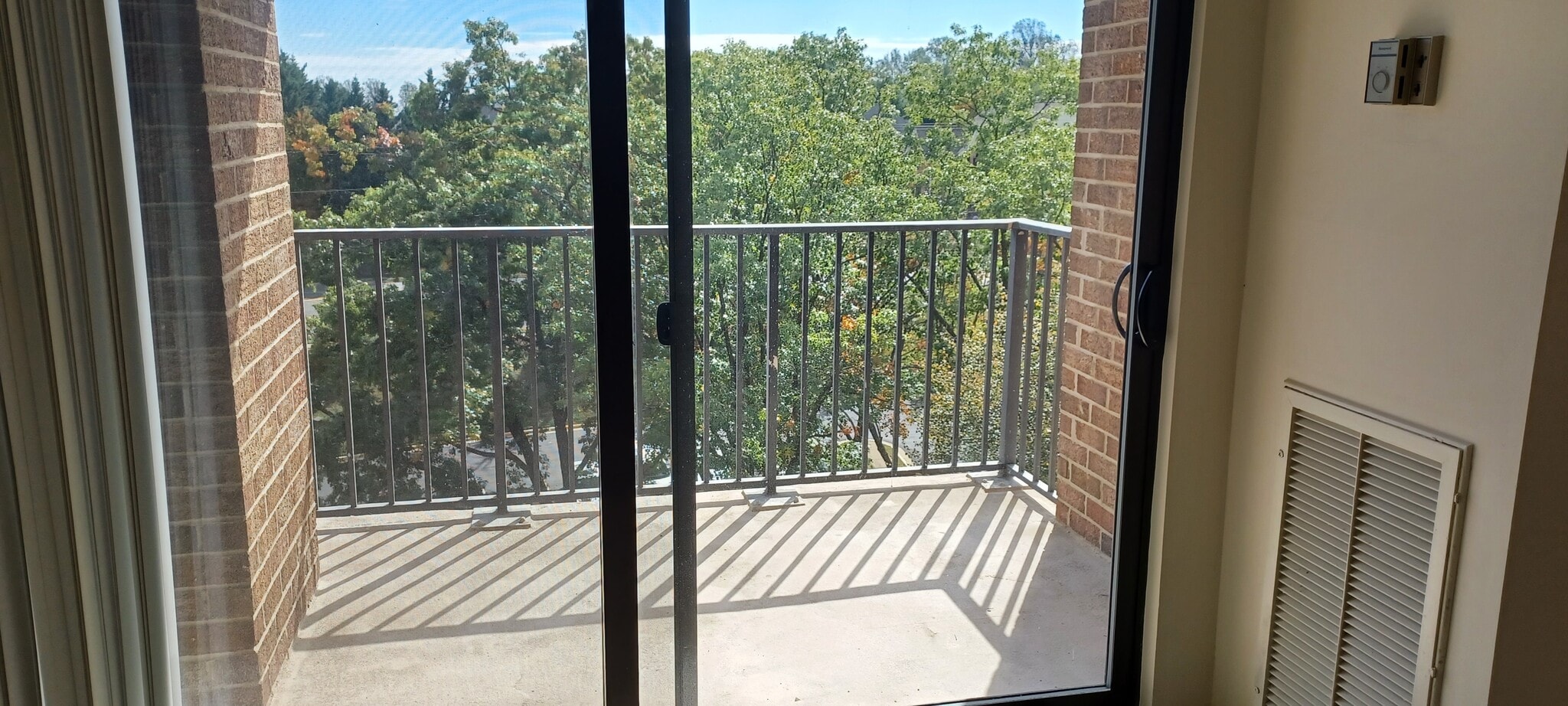 Building Photo - 2311 Pimmit Dr