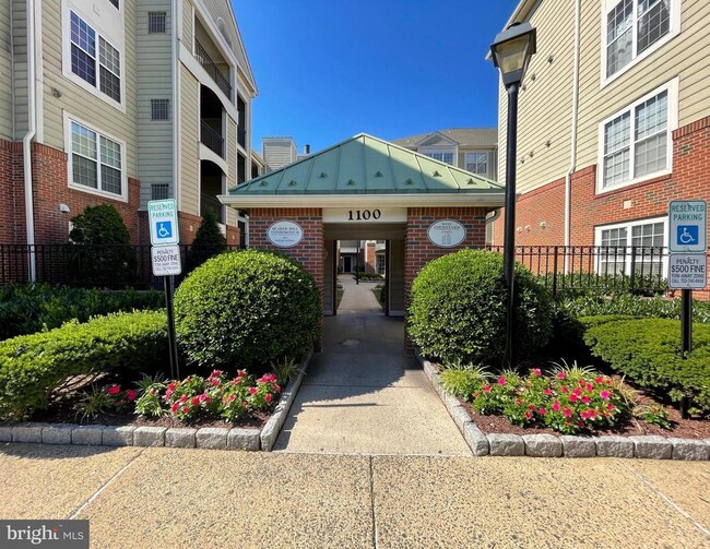 Building Photo - 1100 Quaker Hill Dr