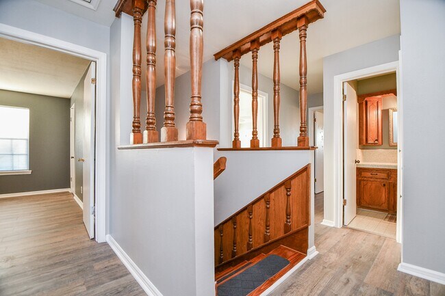Building Photo - 7310 Ridge Oak Dr