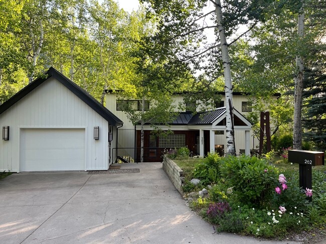Building Photo - 262 Eastwood Rd