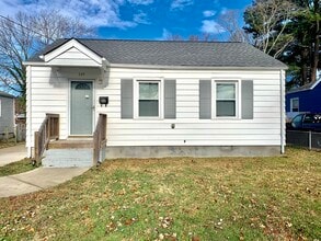 Building Photo - CHARMING 2 BEDROOM SINGLE FAMILY