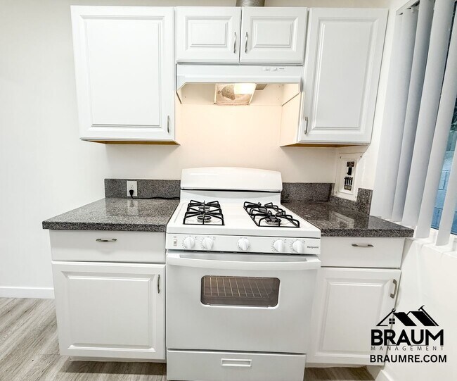 Building Photo - 15546 Vanowen St