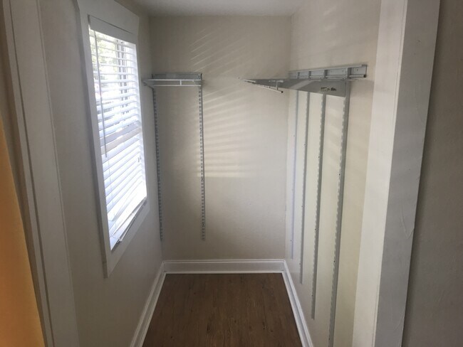 Building Photo - 3/2 Historic North Hyde Park Bungalow