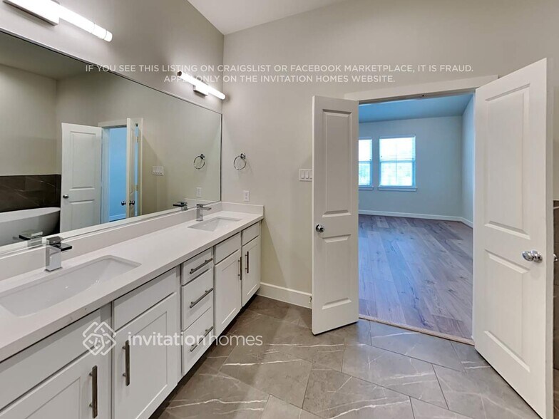 Building Photo - 709 Carriage Knls Dr