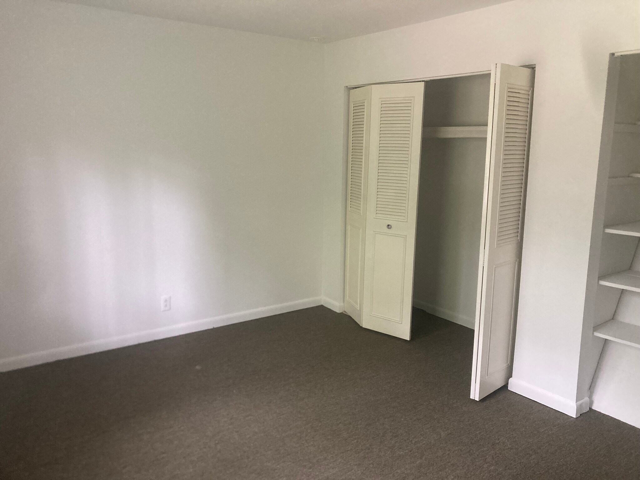 Upper bedroom - 419 Woodhaven Ct