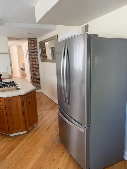 Building Photo - 1142 W Wolfram St