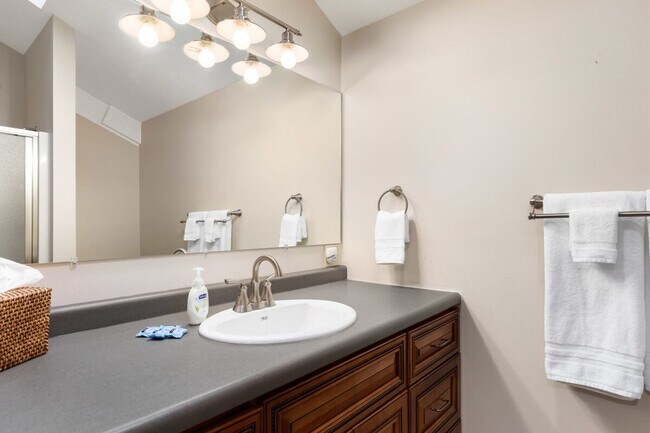 Building Photo - 901 Center St NE