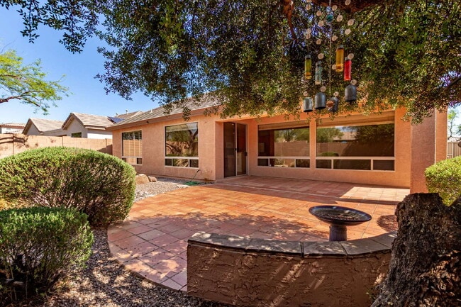 Building Photo - "Charming 2-Bedroom + Den Oasis with Spaci...