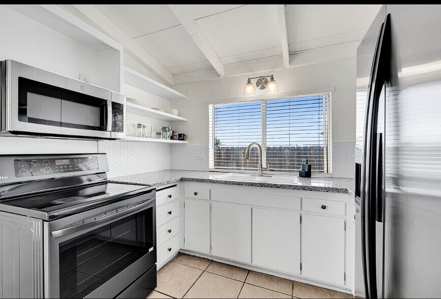 Building Photo - 920 Raintree Pl