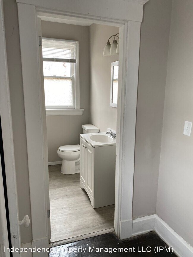 Building Photo - 3 br, 1 bath House - 22 Glen Este Pl,