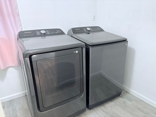 Building Photo - 3 Bed/2 Bath home with backyard and swimming pool!