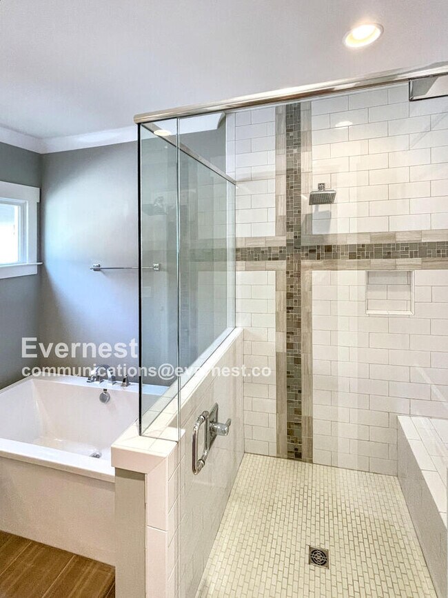 Building Photo - Spacious Town Home with Fenced Yard and Ample Parking