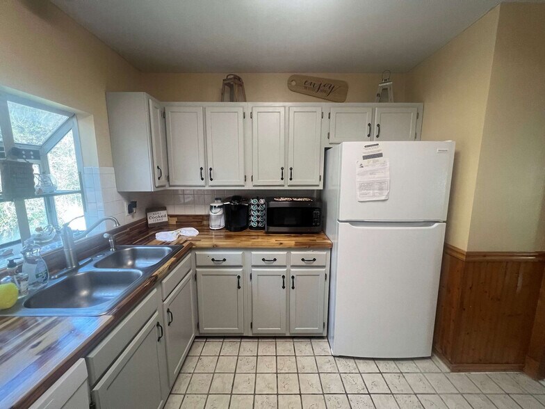 Building Photo - 12995 Barreda Blvd