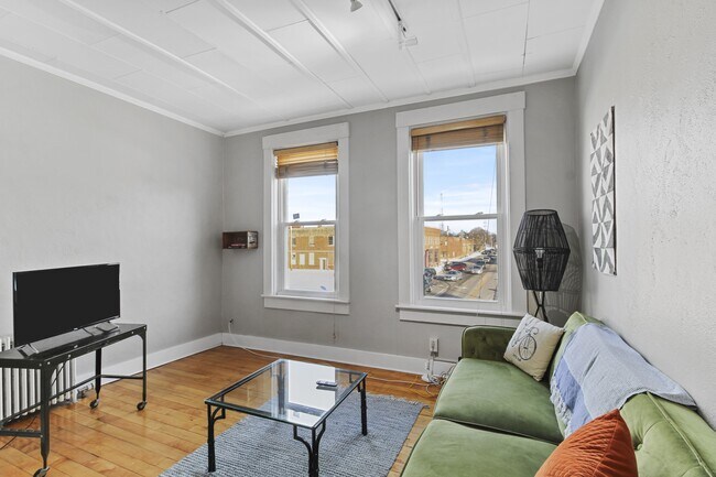 Building Photo - 415 1/2 N Neil St