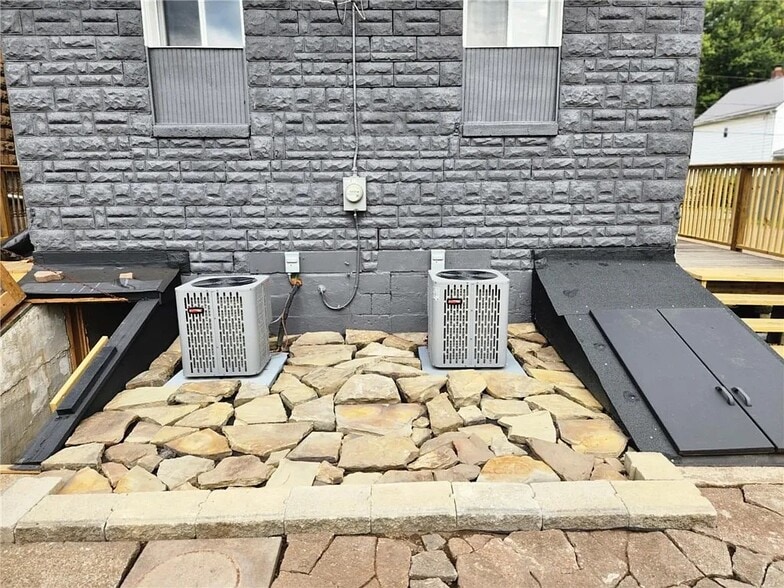 Building Photo - 637 Bell St