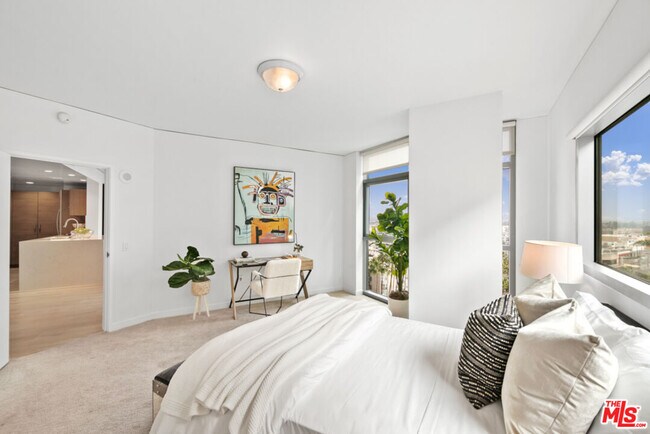 Building Photo - 13650 Marina Pointe Dr