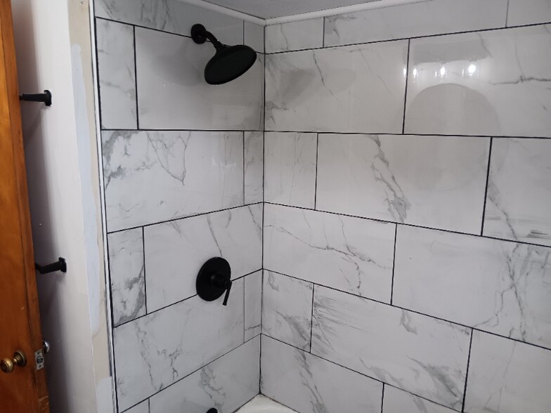 Building Photo - 640 N Summit St