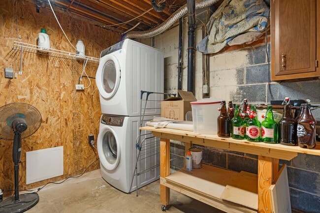 Building Photo - 3-Bedroom Home in North AVL with Studio an...