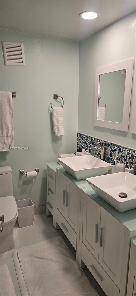 Building Photo - 2539 S Bayshore Dr