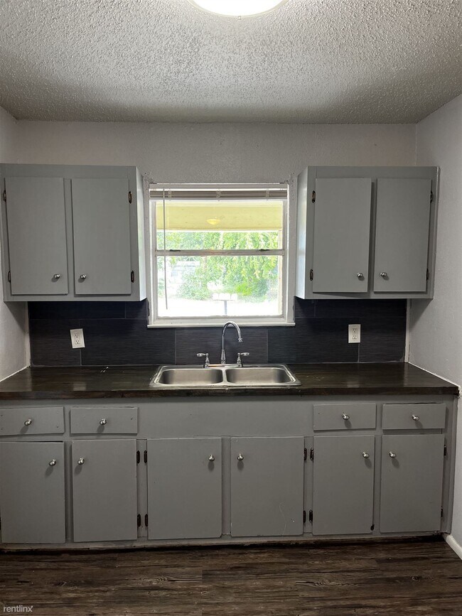 Building Photo - 2 br, 1 bath Duplex - 2510 Seminole St Dup...