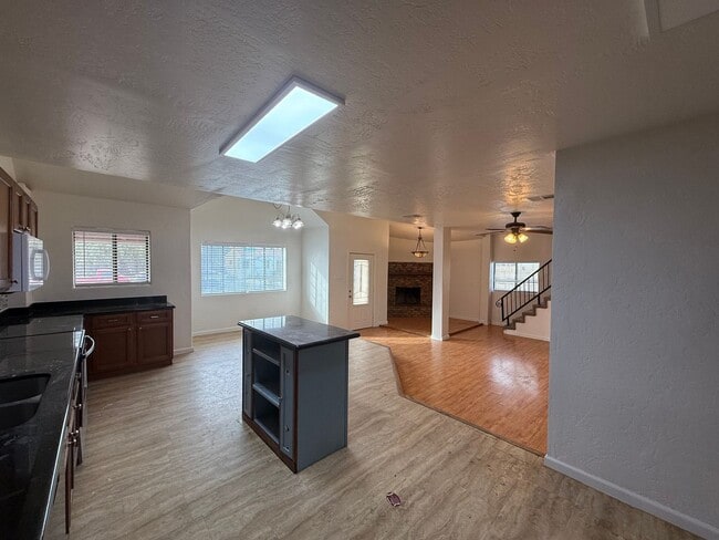 Building Photo - 4 Bedroom Home in Historic Central Phoenix | All Utilities Included