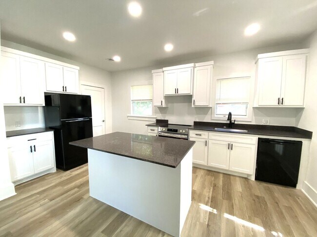 Building Photo - 2 BED 1 BATH CENTRAL PARK ADDITION NEAR PA...