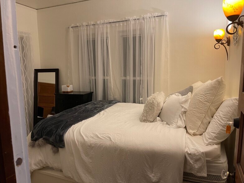 Building Photo - 2830 N Frederick Ave