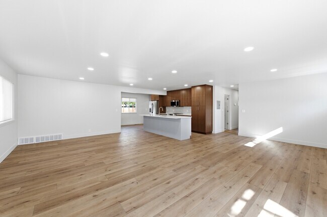 Building Photo - 1153 Buccaneer Dr