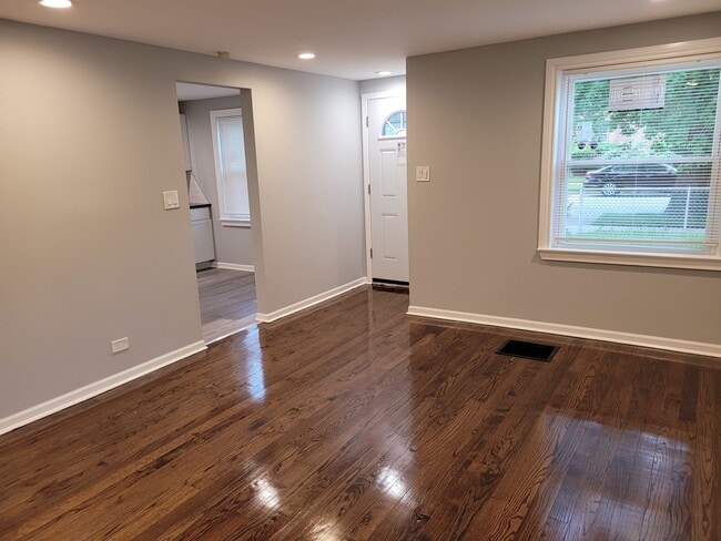 Building Photo - 8617 S Bennett Ave